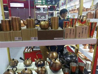 会飞的车、3000万元钻石鞋、乒乓机器人,进博会没有不可能 | 极刻