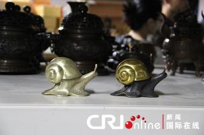 CRI中外记者团采访参观铜陵市铜工艺品制造企业