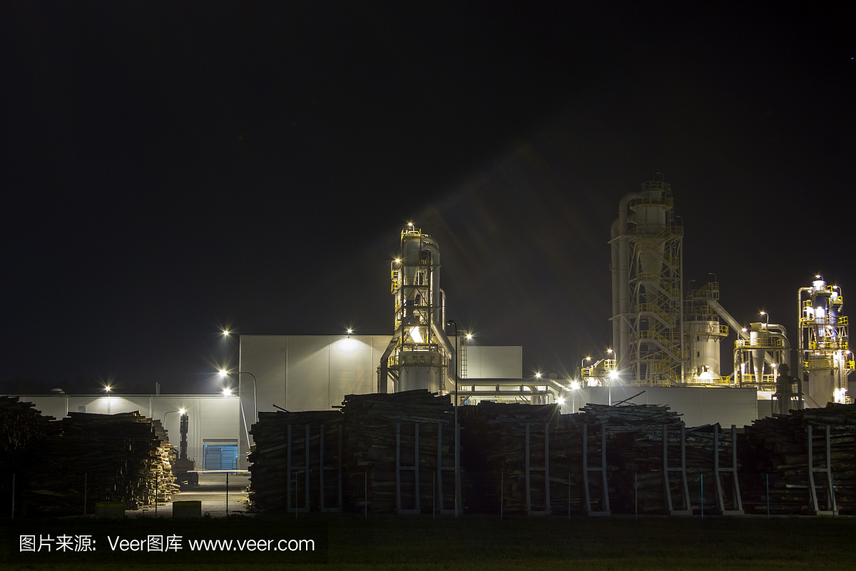 夜间图像木材加工厂。